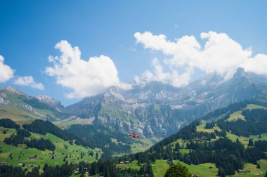 Adelboden, İsviçre - 24 Temmuz 2022 - Adelboden köyü ve şehir merkezi yaz manzarası