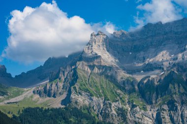 Adelboden, İsviçre - 24 Temmuz 2022 - Adelboden köyü ve şehir merkezi yaz manzarası