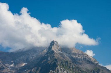 Adelboden, İsviçre - 24 Temmuz 2022 - Adelboden köyü ve şehir merkezi yaz manzarası