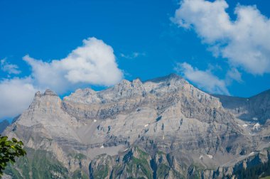 Adelboden, İsviçre - 24 Temmuz 2022 - Adelboden köyü ve şehir merkezi yaz manzarası