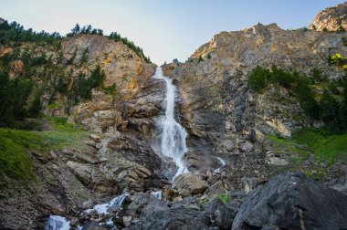 Adelboden, İsviçre - 25 Temmuz 2022 - Engstligen Falls dağlardaki İsviçre Alplerine düştü.