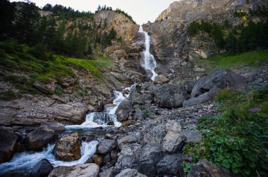 Adelboden, İsviçre - 25 Temmuz 2022 - Engstligen Falls dağlardaki İsviçre Alplerine düştü.