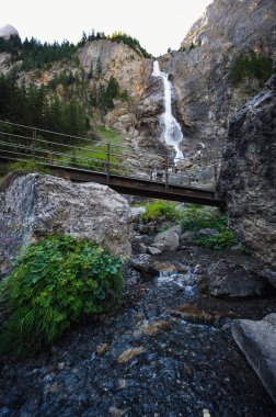 Adelboden, İsviçre - 25 Temmuz 2022 - Engstligen Falls dağlardaki İsviçre Alplerine düştü.