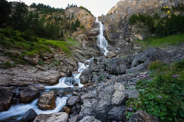 Adelboden, İsviçre - 25 Temmuz 2022 - Engstligen Falls dağlardaki İsviçre Alplerine düştü.