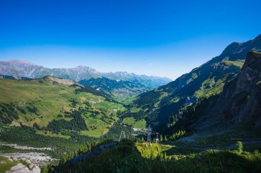 Engstligenalp, İsviçre - 25 Temmuz 2022 - Engstligengrat yürüyüş yolu, İsviçre Alpleri, İsviçre