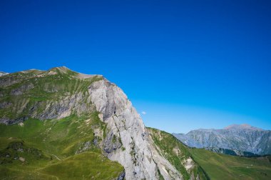 Engstligenalp, İsviçre - 25 Temmuz 2022 - Engstligengrat yürüyüş yolu, İsviçre Alpleri, İsviçre