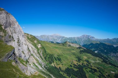 Engstligenalp, İsviçre - 25 Temmuz 2022 - Engstligengrat yürüyüş yolu, İsviçre Alpleri, İsviçre