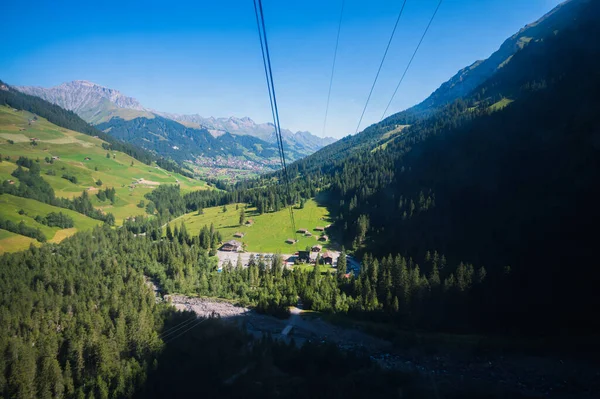 Engstligenalp, İsviçre - 25 Temmuz 2022 - Engstligengrat yürüyüş yolu, İsviçre Alpleri, İsviçre