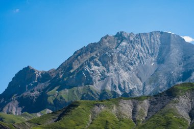 Engstligenalp, İsviçre - 25 Temmuz 2022 - Engstligengrat yürüyüş yolu, İsviçre Alpleri, İsviçre