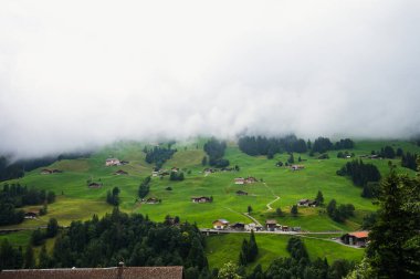 Adelboden, İsviçre - 26 Temmuz 2022 - Adelboden köyünde yürüyüş - Cholerenschlucht 'un güzel şelaleleri ve mağaraları