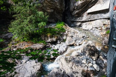 Adelboden, İsviçre - 26 Temmuz 2022 - Adelboden köyünde yürüyüş - Cholerenschlucht 'un güzel şelaleleri ve mağaraları