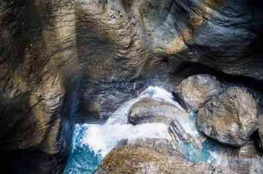 Adelboden, İsviçre - 26 Temmuz 2022 - Adelboden köyünde yürüyüş - Cholerenschlucht 'un güzel şelaleleri ve mağaraları