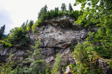 Adelboden, İsviçre - 26 Temmuz 2022 - Adelboden köyünde yürüyüş - Cholerenschlucht 'un güzel şelaleleri ve mağaraları