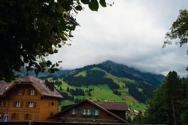 Adelboden, İsviçre - 26 Temmuz 2022 - Adelboden köyünde yürüyüş - Cholerenschlucht 'un güzel şelaleleri ve mağaraları