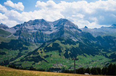Adelboden, İsviçre - 24 Temmuz 2022 - Adelboden köyü ve şehir merkezi yaz manzarası