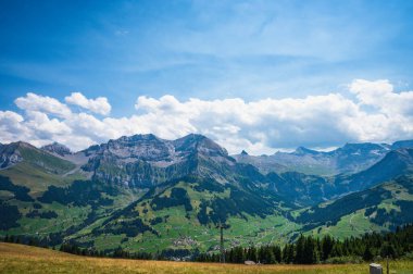 Adelboden, İsviçre - 24 Temmuz 2022 - Adelboden köyü ve şehir merkezi yaz manzarası