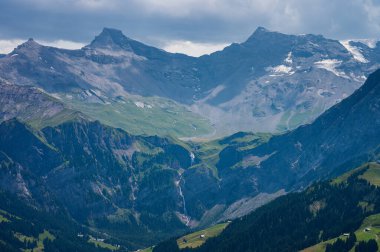 Adelboden, İsviçre - 24 Temmuz 2022 - Adelboden köyü ve şehir merkezi yaz manzarası