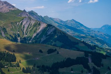 Adelboden, İsviçre - 24 Temmuz 2022 - Adelboden köyü ve şehir merkezi yaz manzarası