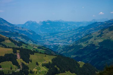 Adelboden, İsviçre - 24 Temmuz 2022 - Adelboden köyü ve şehir merkezi yaz manzarası