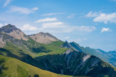 Adelboden, İsviçre - 24 Temmuz 2022 - Adelboden köyü ve şehir merkezi yaz manzarası