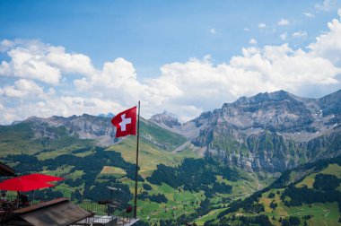 Adelboden, İsviçre - 24 Temmuz 2022 - Adelboden köyü ve şehir merkezi yaz manzarası