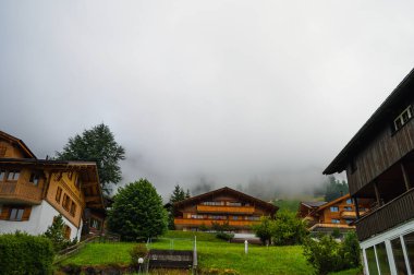 Adelboden, İsviçre - 24 Temmuz 2022 - Adelboden köyü ve şehir merkezi yaz manzarası