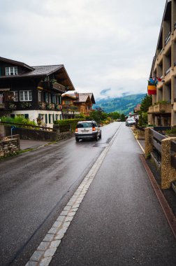 Adelboden, İsviçre - 24 Temmuz 2022 - Adelboden köyü ve şehir merkezi yaz manzarası