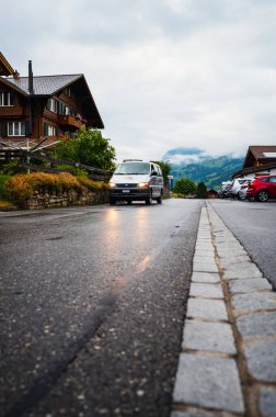 Adelboden, İsviçre - 24 Temmuz 2022 - Adelboden köyü ve şehir merkezi yaz manzarası