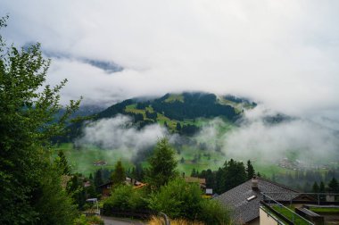 Adelboden, İsviçre - 24 Temmuz 2022 - Adelboden köyü ve şehir merkezi yaz manzarası