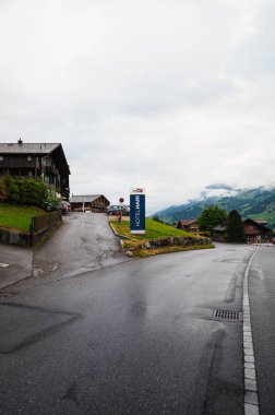 Adelboden, İsviçre - 24 Temmuz 2022 - Adelboden köyü ve şehir merkezi yaz manzarası