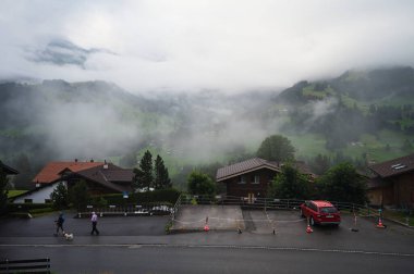 Adelboden, İsviçre - 24 Temmuz 2022 - Adelboden köyü ve şehir merkezi yaz manzarası