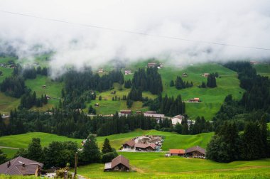 Adelboden, İsviçre - 24 Temmuz 2022 - Adelboden köyü ve şehir merkezi yaz manzarası