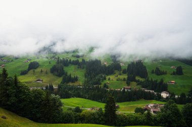 Adelboden, İsviçre - 24 Temmuz 2022 - Adelboden köyü ve şehir merkezi yaz manzarası