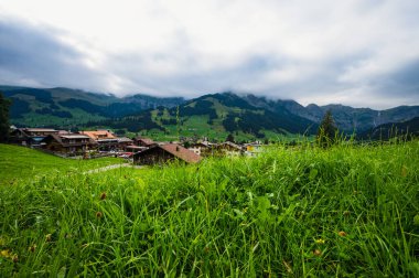 Adelboden, İsviçre - 24 Temmuz 2022 - Adelboden köyü ve şehir merkezi yaz manzarası