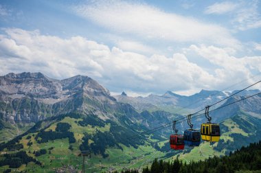 Adelboden, İsviçre - 24 Temmuz 2022 - Adelboden köyü ve şehir merkezi yaz manzarası