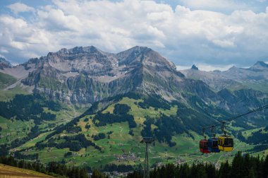 Adelboden, İsviçre - 24 Temmuz 2022 - Adelboden köyü ve şehir merkezi yaz manzarası