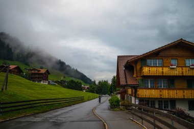 Adelboden, İsviçre - 24 Temmuz 2022 - Adelboden köyü ve şehir merkezi yaz manzarası