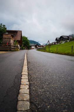 Adelboden, İsviçre - 24 Temmuz 2022 - Adelboden köyü ve şehir merkezi yaz manzarası