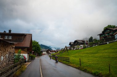 Adelboden, İsviçre - 24 Temmuz 2022 - Adelboden köyü ve şehir merkezi yaz manzarası