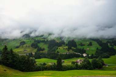 Adelboden, İsviçre - 24 Temmuz 2022 - Adelboden köyü ve şehir merkezi yaz manzarası