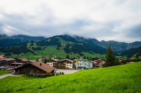 Adelboden, İsviçre - 24 Temmuz 2022 - Adelboden köyü ve şehir merkezi yaz manzarası