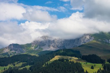 Oeschinensee, İsviçre - 27 Temmuz 2022 - İsviçre Kandersteg kasabasındaki Oeschinensee 'den görüntü.