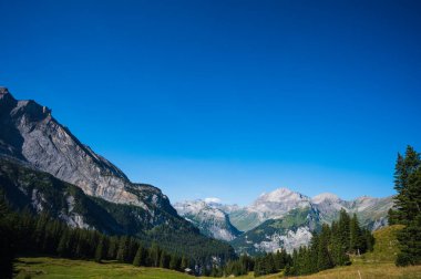 Oeschinensee, İsviçre - 27 Temmuz 2022 - İsviçre Kandersteg kasabasındaki Oeschinensee 'den görüntü.