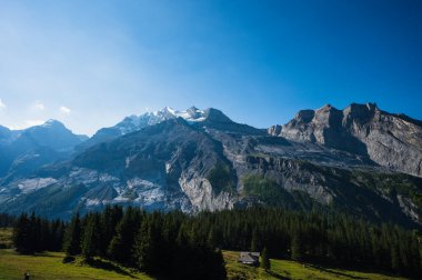 Oeschinensee, İsviçre - 27 Temmuz 2022 - İsviçre Kandersteg kasabasındaki Oeschinensee 'den görüntü.