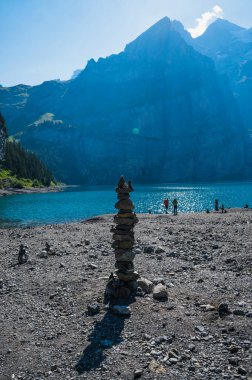 Oeschinensee, İsviçre - 27 Temmuz 2022 - İsviçre Kandersteg kasabasındaki Oeschinensee 'den görüntü.