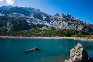 Oeschinensee, İsviçre - 27 Temmuz 2022 - İsviçre Kandersteg kasabasındaki Oeschinensee 'den görüntü.