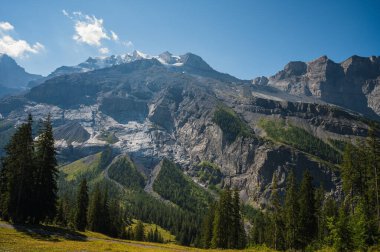 Oeschinensee, İsviçre - 27 Temmuz 2022 - İsviçre Kandersteg kasabasındaki Oeschinensee 'den görüntü.