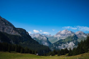 Oeschinensee, İsviçre - 27 Temmuz 2022 - İsviçre Kandersteg kasabasındaki Oeschinensee 'den görüntü.