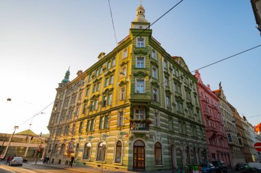 Prag, Çek Cumhuriyeti - 25 Eylül 2023 - Vltava Nehri kıyısında Prag şehrinde bir yürüyüş, bir dans evi ve gün batımı.