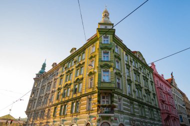 Prag, Çek Cumhuriyeti - 25 Eylül 2023 - Vltava Nehri kıyısında Prag şehrinde bir yürüyüş, bir dans evi ve gün batımı.